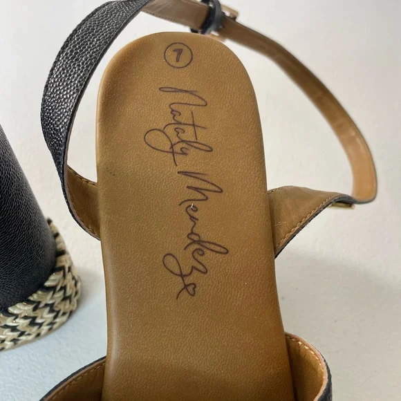 Nataly Mendez Black Platform Wedge Sandals Espadrille Size 7 Gold Heart - Picture 8 of 8